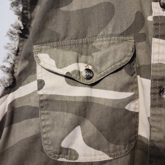 POW Camo Vest - Picture 2 of 5